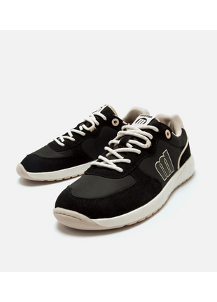 Barefoot sneaker for women Mustang Free black, comfortable and stylish, features a flexible sole and wide fit, ideal for daily wear and transitioning to barefoot shoes. Perfect for casual looks and any occasion. PlatiNum