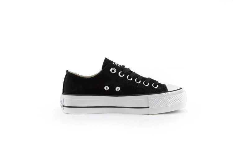 White canvas shoes with platform sole for women, featuring lace closure and comfortable textile lining, ideal for casual and outdoor use, perfect as versatile footwear. PlatiNum