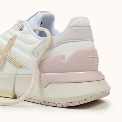 Munich Avant WMN Women's Sneakers - Retro style with mixed leather and mesh, cushioned insole, and durable rubber sole for urban comfort, perfect for casual or sporty looks. Ideal comfortable women's shoes for walking. PlatiNum