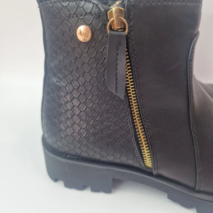Xti women's track ankle boots color black military casual boot toothed sole snake engraving leather insole fur lining zipper comfort catwalk concept