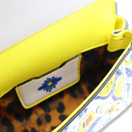Borsa a tracolla con manico, decorata con Maioliche siciliane e fiori su sfondo giallo, disponibile in 2 misure.