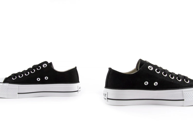 White canvas shoes with platform sole for women, featuring lace closure and comfortable textile lining, ideal for casual and outdoor use, perfect as versatile footwear. PlatiNum