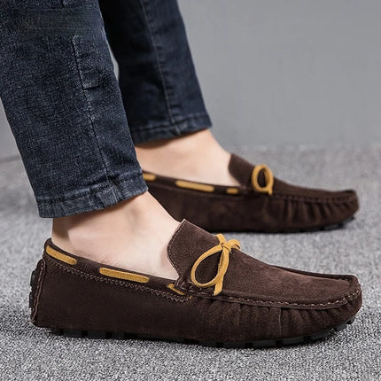 2025 Mocassino da uomo Grigio Marrone Nero Mocassini Scarpe da uomo in pelle Designer di lusso Marchio Moda Sneakers Appartamenti Slip on Leggero