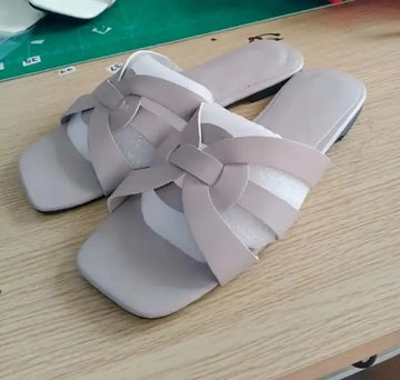 Nuove donne di arrivo Pantofole estive Presentazioni aziende produttrici giochi Open Toe Scarpe casual piatte Sandalo per il tempo libero Infradito da spiaggia femminile Big Size 41 42 43