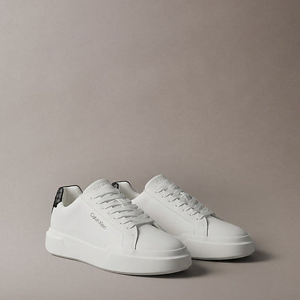 chunky sneakers ad alta trazione e resistenza in pelle bright white/black da uomini calvin klein