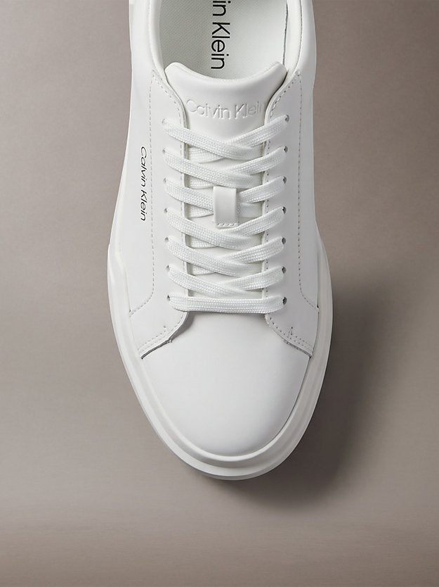 chunky sneakers ad alta trazione e resistenza in pelle bright white/black da uomini calvin klein
