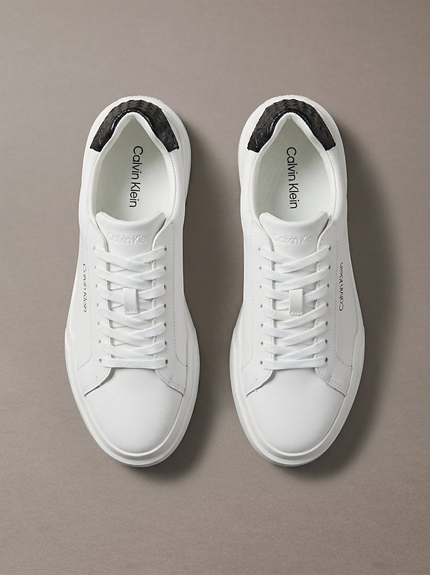 chunky sneakers ad alta trazione e resistenza in pelle bright white/black da uomini calvin klein