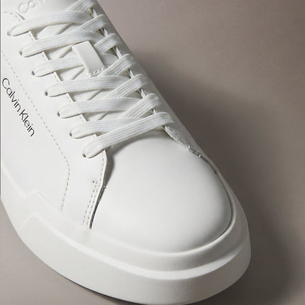 chunky sneakers ad alta trazione e resistenza in pelle bright white/black da uomini calvin klein