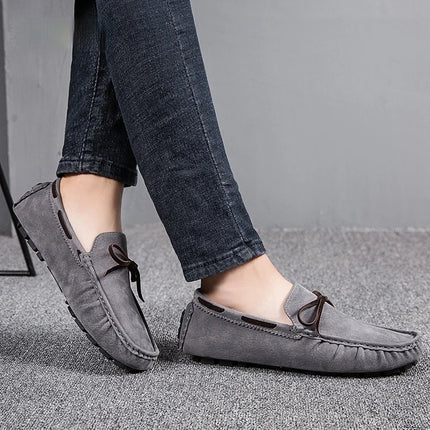 2025 Mocassino da uomo Grigio Marrone Nero Mocassini Scarpe da uomo in pelle Designer di lusso Marchio Moda Sneakers Appartamenti Slip on Leggero