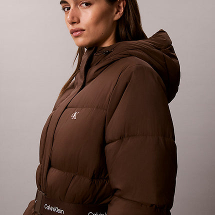 piumino con cappuccio e cintura con logo brown cork da donne calvin klein jeans