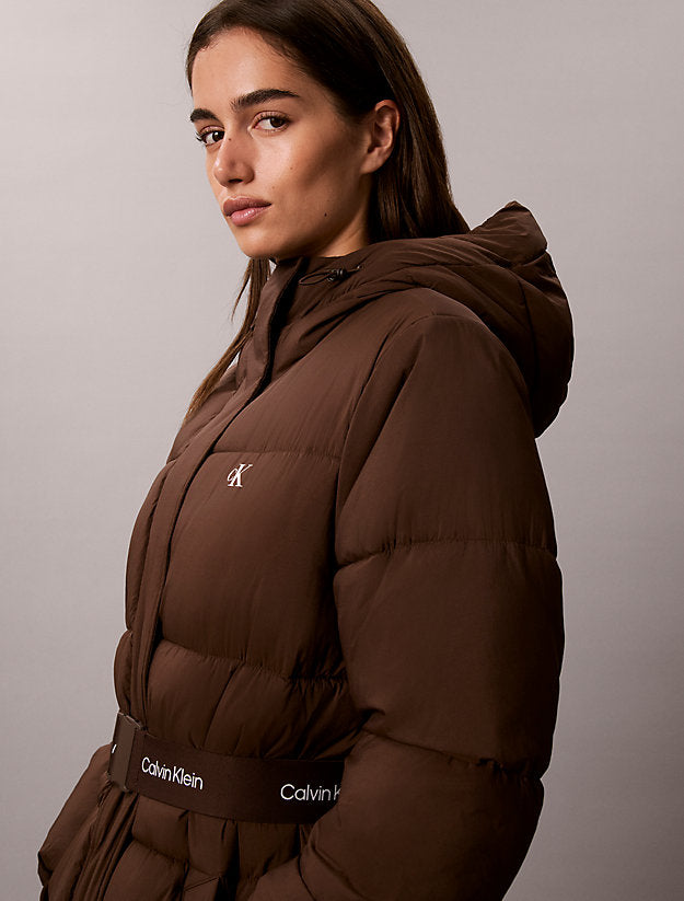 piumino con cappuccio e cintura con logo brown cork da donne calvin klein jeans