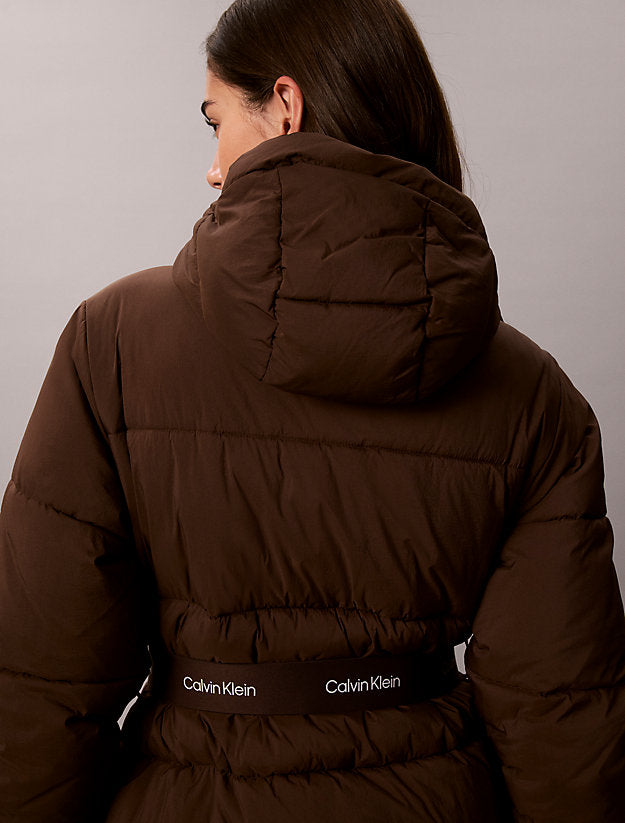 piumino con cappuccio e cintura con logo brown cork da donne calvin klein jeans