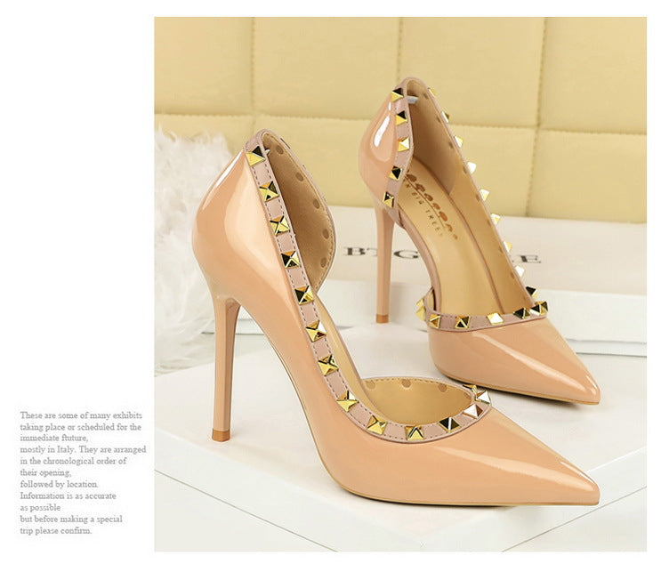 Décolleté da donna sexy con design a rivetto Tacchi alti da donna Décolleté da donna in pelle verniciata a spillo da 10,5 cm Scarpe da banchetto di lusso Taglie forti 43 platinumshop
