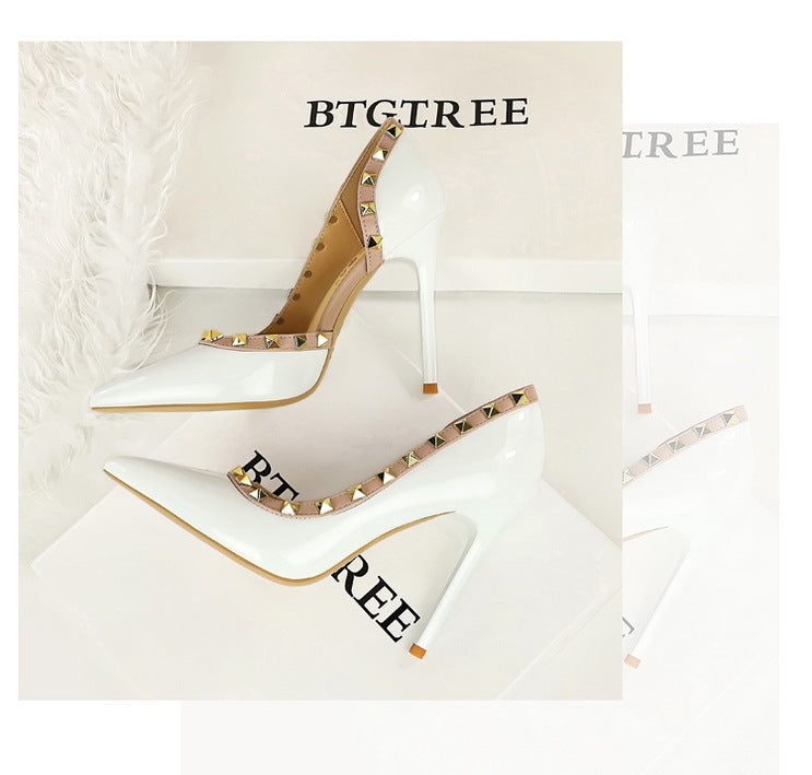 Décolleté da donna sexy con design a rivetto Tacchi alti da donna Décolleté da donna in pelle verniciata a spillo da 10,5 cm Scarpe da banchetto di lusso Taglie forti 43 platinumshop
