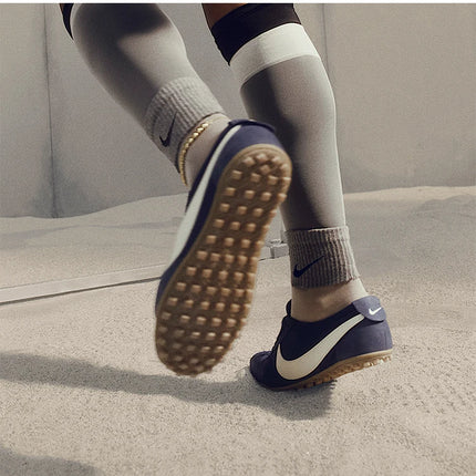 Scarpe sportive basse da donna Nike originali Moon Shoe, modello IW0955-400, dal design alla moda.