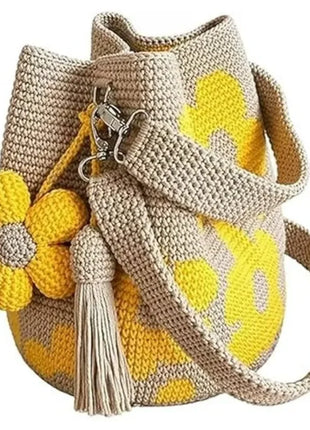 Borsa a tracolla da donna in stile boho, realizzata a mano con lavorazione all'uncinetto, decorata con fiori, cordoncino, occhielli metallici e nappe floreali, ideale per l'uso quotidiano, la spiaggia e le attività all'apert