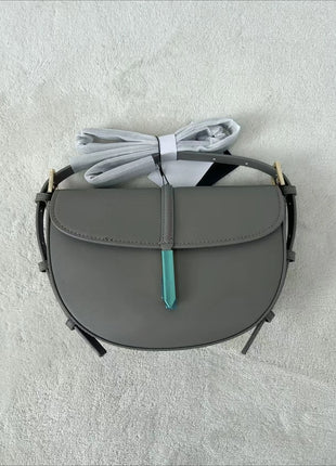 Borsa a tracolla a mezzaluna in pelle liscia, con chiusura decorativa in metallo, tracolla regolabile per uso quotidiano