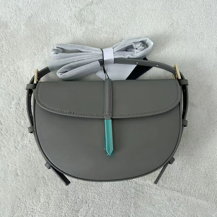 Borsa a tracolla a mezzaluna in pelle liscia, con chiusura decorativa in metallo, tracolla regolabile per uso quotidiano