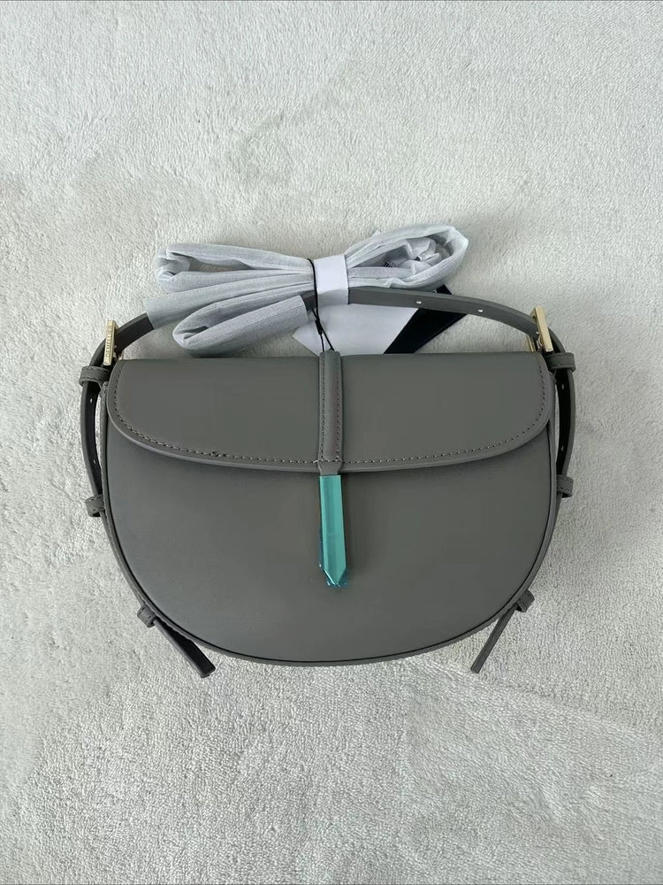 Borsa a tracolla a mezzaluna in pelle liscia, con chiusura decorativa in metallo, tracolla regolabile per uso quotidiano