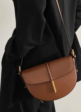 Borsa a tracolla a mezzaluna in pelle liscia, con chiusura decorativa in metallo, tracolla regolabile per uso quotidiano