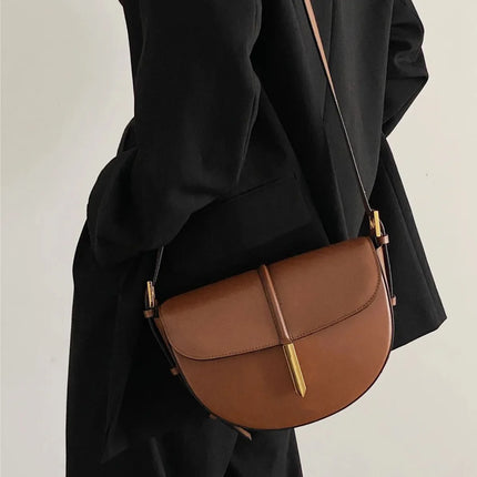 Borsa a tracolla a mezzaluna in pelle liscia, con chiusura decorativa in metallo, tracolla regolabile per uso quotidiano