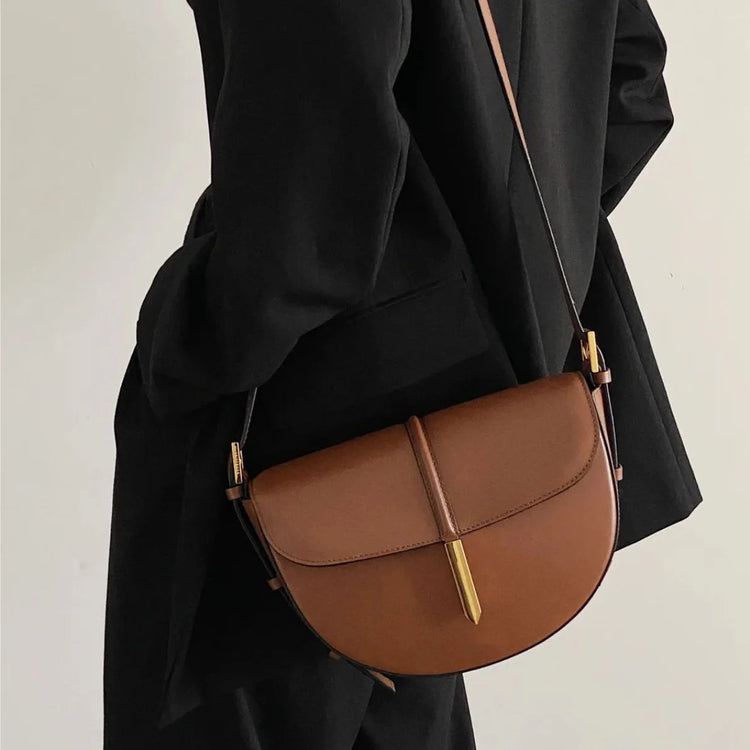 Borsa a tracolla a mezzaluna in pelle liscia, con chiusura decorativa in metallo, tracolla regolabile per uso quotidiano