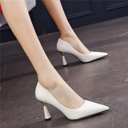 Scarpe da donna 2025 Tacchi alti Calzature estive da donna Punta a punta Décolleté rossi Sera su tacco Casual Stile sociale coreano Slip