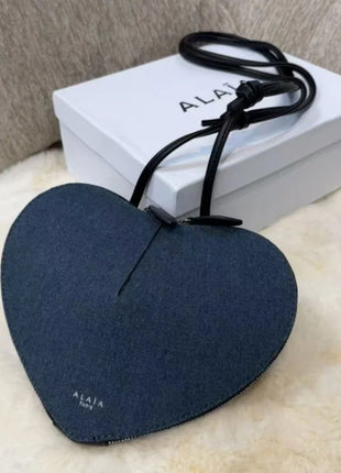 Borsa a tracolla da donna alla moda, a forma di cuore, in vera pelle, morbida e liscia, leggera, casual, per esterni, con scomparti interni.