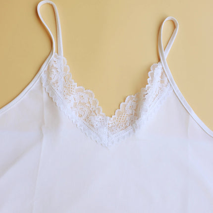 Una pieza de pijama de mujer. Es un pijama de tirantes de moda, elegante y sexy con ribetes de encaje. Es un traje de color liso,