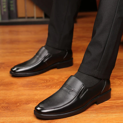 Scarpe in pelle Scarpe da lavoro da uomo Mocassini di marca di lusso Mocassini eleganti Slip traspiranti su scarpe da guida nere Scarpe formali maschili