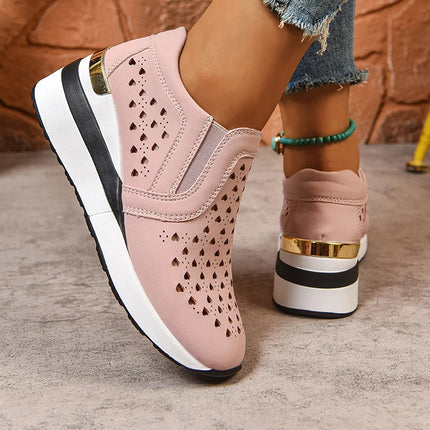 2025 Nuove scarpe da ginnastica con zeppa scavate da donna Plus Size Mocassini con suola spessa in pelle Pu Donna Slip On Scarpe casual traspiranti Donna