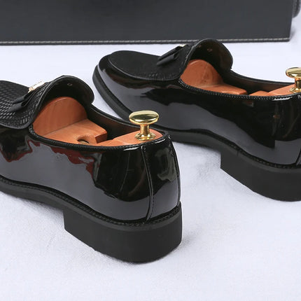 Mocassini con papillon da uomo Moda nuovi da uomo in pelle verniciata a punta Scarpe basse da lavoro Designer Calzature per abito da sposa per ritorno a casa