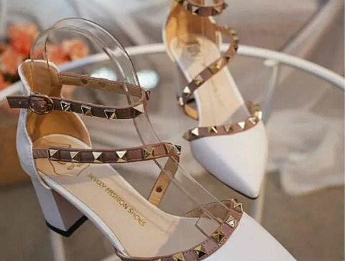 Rivetto Punta a punta Scarpe da donna sexy bianche Estate 2025 Sandali con fibbie per donna Tacchi alti Festa Matrimoni Calzature Tacco spesso H platinumshop