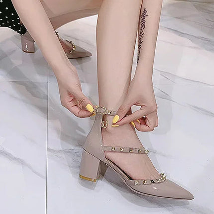 Scarpe da donna di marca famose Borchie dorate Copri tacchi Sandali da 4 cm Cinturino incrociato Décolleté in pelle a specchio Punta a punta Tacchi a spillo moda 33-42 platinumshop