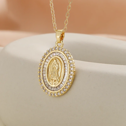 Gioielli religiosi di vendita caldi di Natale in rame con micro zirconi intarsiati Collana con ciondolo Vergine Maria per credenti maschili e femminili