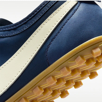 Scarpe sportive basse da donna Nike originali Moon Shoe, modello IW0955-400, dal design alla moda.