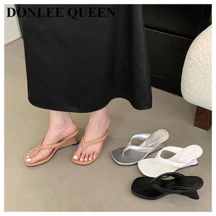 Marque de mode Compensée Pantoufle Présentations fabricants de jeux Clip d'orteil Tongs Sandales à lanières étroites Chaussures décontractées Pantoufle femme Sandalia Mujer