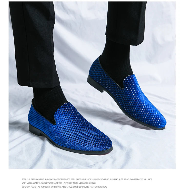 2023 nuovi mocassini da uomo in velluto scarpe di marca di lusso Slip on scarpe da sposa per feste a punta mocassini da uomo di moda nero vino rosso Flats