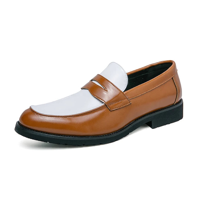 Mocassini di marca di lusso italiani Scarpe da uomo in pelle di colore bianco e nero Slip-on Moda Scarpe casual con suola morbida Mocassino da sposa