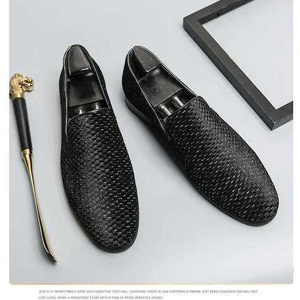 2023 nuovi mocassini da uomo in velluto scarpe di marca di lusso Slip on scarpe da sposa per feste a punta mocassini da uomo di moda nero vino rosso Flats