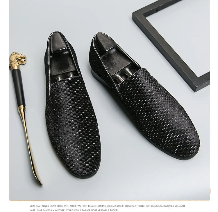 2023 nuovi mocassini da uomo in velluto scarpe di marca di lusso Slip on scarpe da sposa per feste a punta mocassini da uomo di moda nero vino rosso Flats