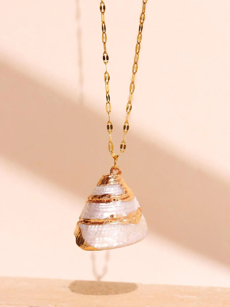 Retro Gold-Tone Shell Pendant Necklace Unique Layered DIY Fashion Jewelry for Women Perfect for Beach Vacations Gift Idea PlatiNum