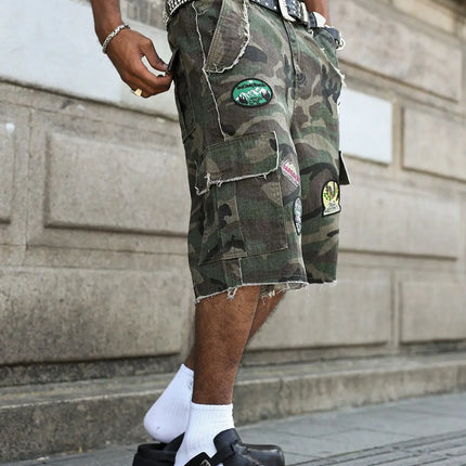 Pantaloncini di jeans estivi da uomo. Camouflage: pantaloncini in denim con toppe colorate per indumenti da lavoro. Moda di strada. Stile casual hip-hop retrò di strada