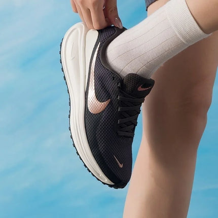 Nike REVOLUTION 8 Scarpe da Corsa Basse per Donna, Eleganti e Comode, in Rete, Versatili, Antiscivolo e Resistenti all'Usura, Nere HJ8485-200