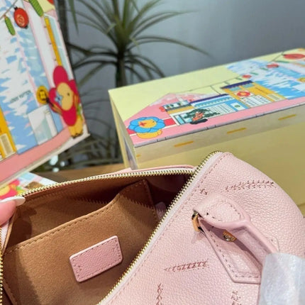Mini borsa in pelle martellata rosa chiaro con cuciture trapuntate, chiusura con cerniera a lucchetto e tracolla rimovibile con catena dorata.