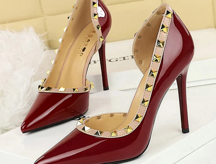 Donne 10.5 centimetri Tacchi Alti Della Signora Sexy Discoteca Punta a punta Pompe Femminile Rivetto Lato Vuoto In Pelle Verniciata Eden Tacchi Scarpe platinumshop