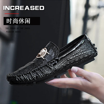 Scarpe da uomo slip-on modello coccodrillo 2025 Primavera ed estate Moda britannica alla moda in pelle lucida lucida pigra casual Beanie scarpe fatte a mano