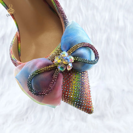 L'ultimo stile INS a punta con strass bocca poco profonda temperamento tacchi alti colore arcobaleno scarpe e borse da donna
