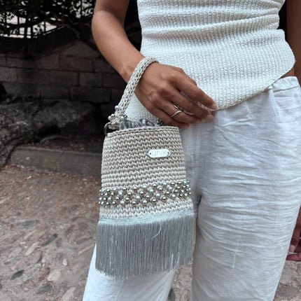 Borsa a Secchiello di Lusso in Crochet, Design Esclusivo con Strass e Frange, Manico Rigido e Chiusura Arricciata, Finiture Brillanti ed Eleganti, Ideale per Eventi e Look di Alta Classe