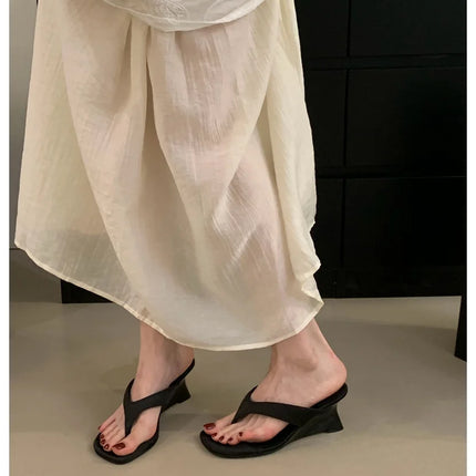 Marque de mode Compensée Pantoufle Présentations fabricants de jeux Clip d'orteil Tongs Sandales à lanières étroites Chaussures décontractées Pantoufle femme Sandalia Mujer
